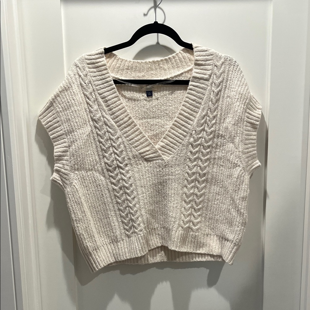 Universal Thread Women's V-Neck Cable Knit Sweater Vest - Cream